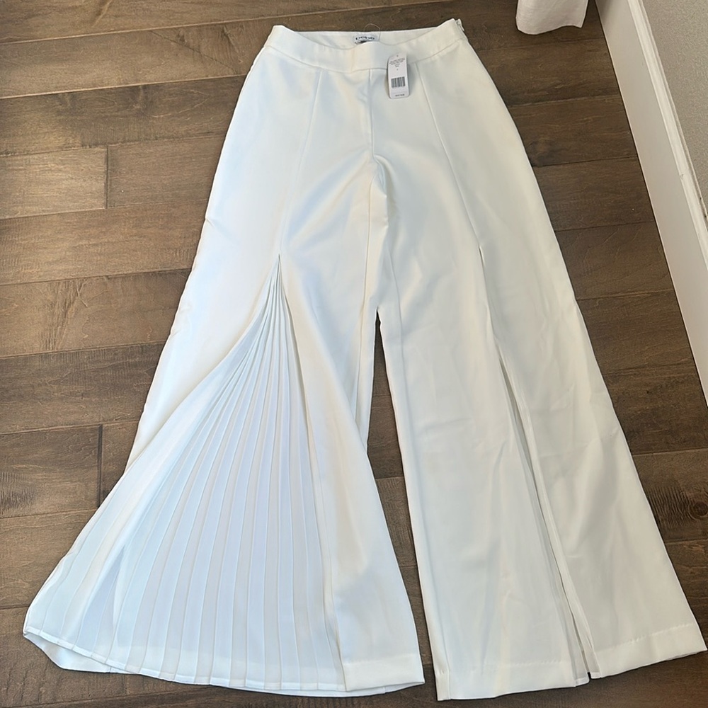 Bebe white flare pleated pant size 4